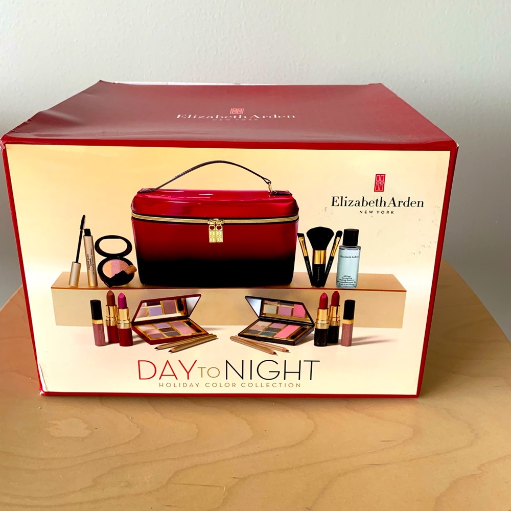 NWT Elizabeth Arden Day to Night Holiday Color Collection Make up Gift Set